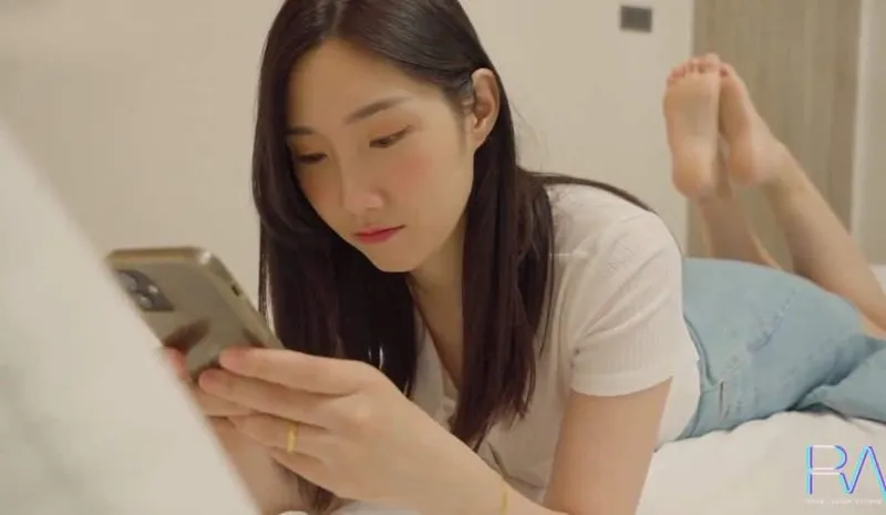 Xinh đẹp nhưng vẫn bị chồng lén lút, bà xã buồn tình cho anh giao hàng nện luôn